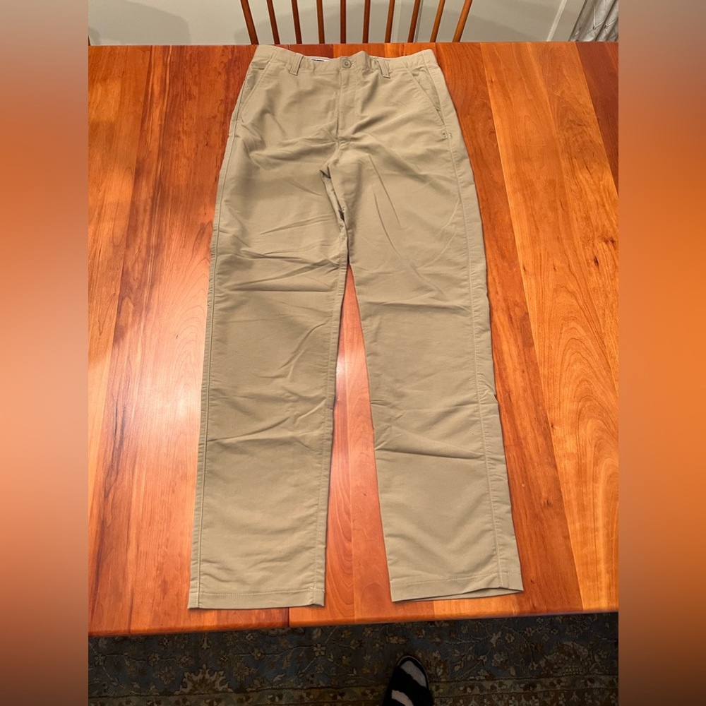 Young men’s Under Armour golf pants